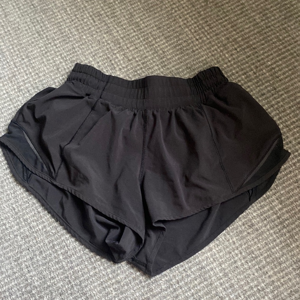 Black Lululemon Low Rise 2.5 Hotty Hots